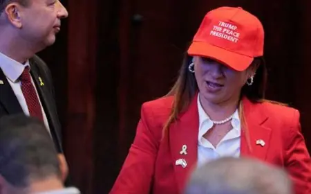 أعضاء الكنيست الإسرائيلي يستبدلون القبعة اليهودية بقبعات ترامب الحمراء لجذب الانتباه