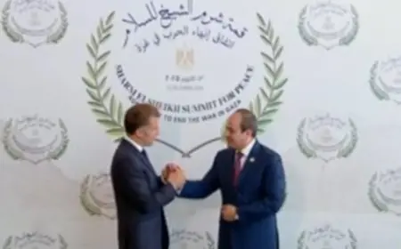 الرئيس السيسي يرحب بإيمانويل ماكرون في قمة شرم الشيخ للسلام