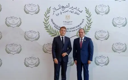 رد فعل ماكرون العفوي بلقاء الرئيس السيسي في قمة السلام