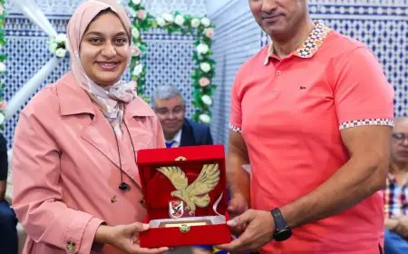 ياسر لبيب يقدم درع الأهلي لجهة الدار البيضاء سطات