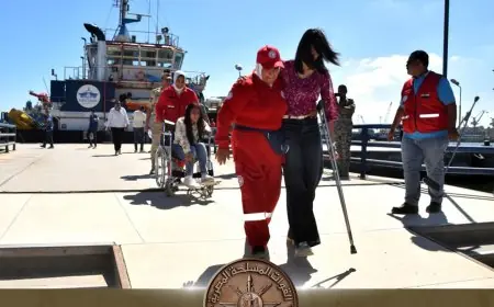 مركز البحث والإنقاذ بوزارة الدفاع ينفذ تجربة مصر 11 لمحاكاة إنقاذ ركاب السفينة بعد الاصطدام