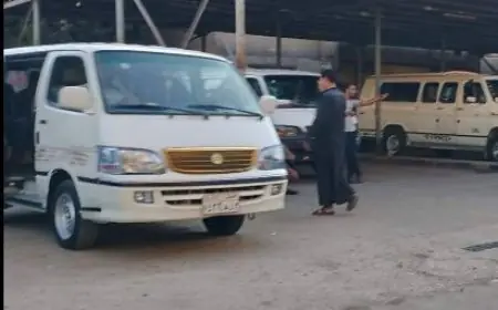 سيارة مخالفة لتعريفة الركوب والحمولة الزائدة تتوقف في موقف تلا شبين الكوم