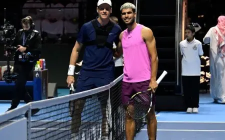 سينر يتفوق على ألكاراز في السعودية في مواجهة التنس الأغلى