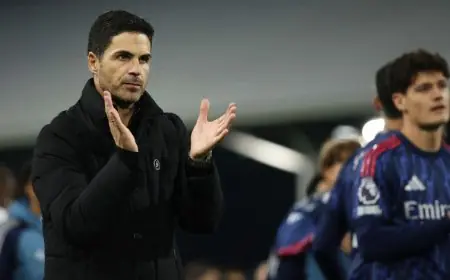 مارتن أرتيتا يحتفل بفوز أرسنال في ملعب فولهام بعد انتظار عامين