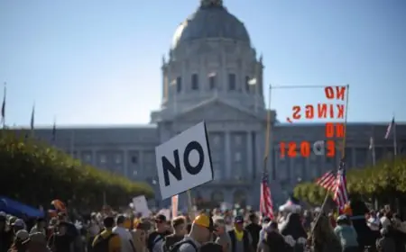 ترامب يستهدف المتظاهرين بالقمامة من طائرة يقودها ذكاء اصطناعي ساخر