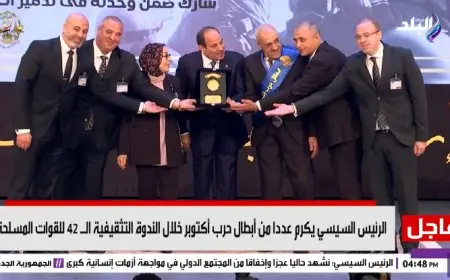 الرئيس السيسي يحتفي بأبطال حرب أكتوبر في ندوة القوات المسلحة التثقيفية