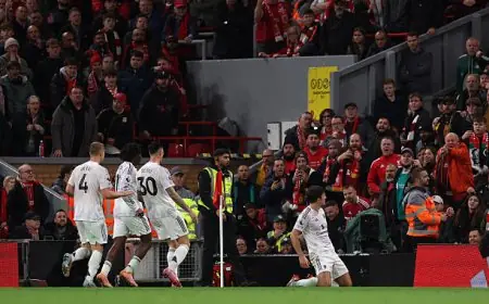 مانشستر يونايتد يواصل التفوق على ليفربول بثنائية مثيرة في الدوري الإنجليزي