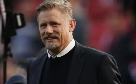 بيتر شمايكل: بعد انتصار يونايتد على ليفربول أرغب في تقبيل روبن أموريم