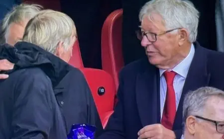 لقاء مثير بين أسطورتي يونايتد وليفربول في أنفيلد لتبادل الحلوى