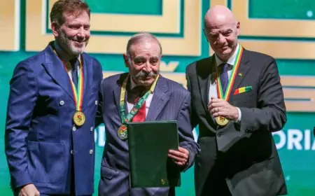 رئيس الفيفا يحصل على وسام الاستحقاق الذهبي الكبير من الاتحاد البوليفي لكرة القدم