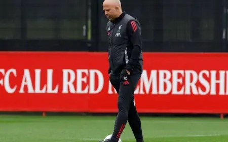 عطل في الطائرة يحرم الجمهور من مؤتمر سلوت الهام قبل مواجهة ليفربول وفرانكفورت المنتظرة