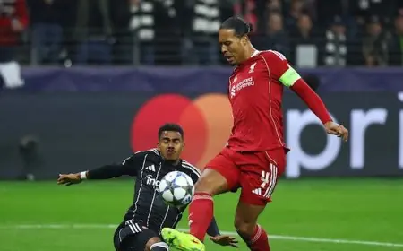 ليفربول يسيطر بثلاثية على آينتراخت فرانكفورت في الشوط الأول من دوري أبطال أوروبا