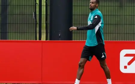 سلوت يوضح السبب وراء استبدال إيزاك في مباراتي ليفربول وآينتراخت