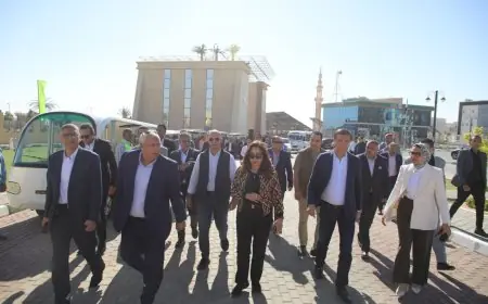 وزيرا التنمية المحلية والزراعة يستعرضان أحدث خدمات مجمع المصالح الحكومية الذكية في الخارجة