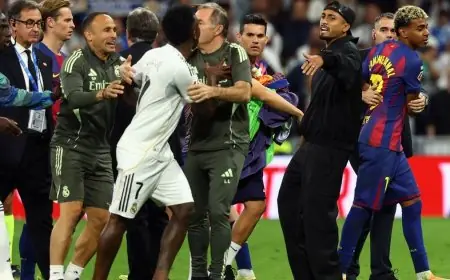 تفاصيل مثيرة في الكلاسيكو: طرد و6 إنذارات بعد مشاجرة حامية
