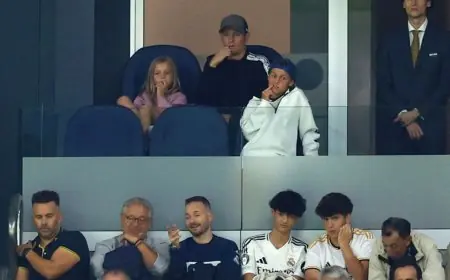 توني كروس يوجّه أصابع الاتهام إلى هانزي فليك في هزيمة برشلونة من ريال مدريد