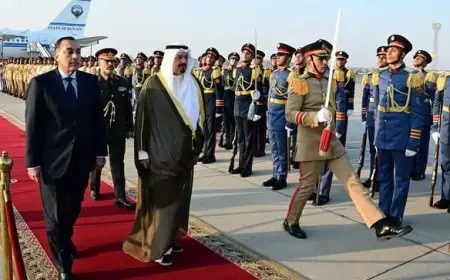 رئيس الوزراء المصري يرحب بنظيره الكويتي في مطار القاهرة الدولي