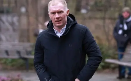 بول سكولز يتخلى عن التعليق مؤقتًا ليركز على رعاية ابنه