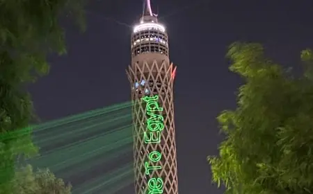 برج القاهرة يتألق بالعبارات الترحيبية استعدادًا لافتتاح المتحف المصري الكبير