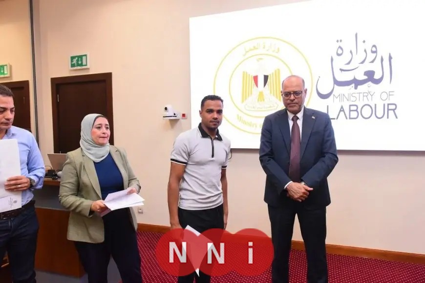 وزير العمل يوزع عقود عمل جديدة للمتقدمين في قطاع الزراعة بالأردن