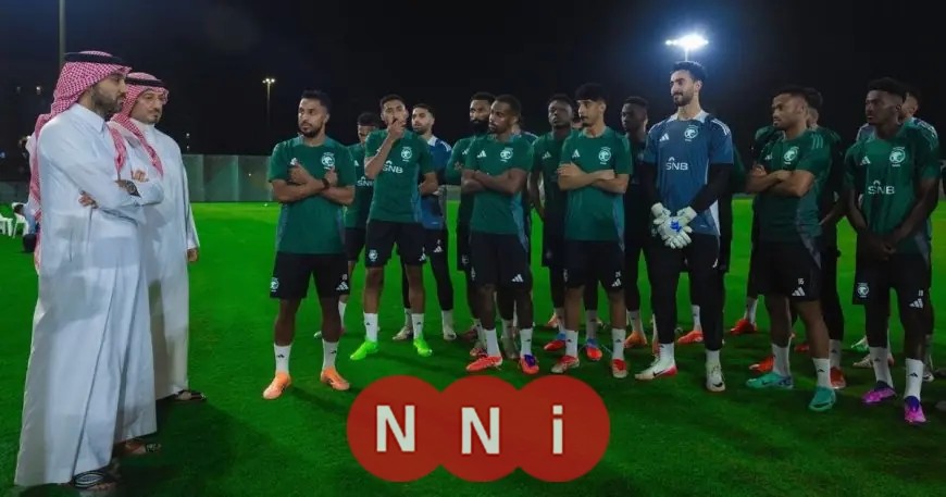 وزير الرياضة السعودي يدعم لاعبي الأخضر قبل المواجهة الحاسمة ضد إندونيسيا