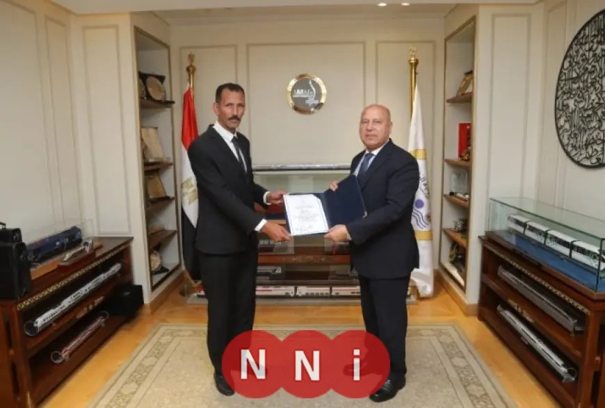 كامل الوزير يكرم سائق أتوبيس يعيد شنطة تحتوي على مليون جنيه لفتاتين أجنبيتين