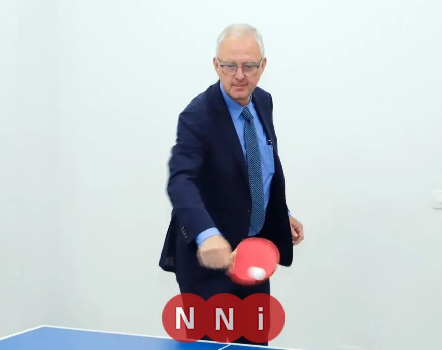 المدير التنفيذي لوكالة المخدرات الأوروبية ينضم لمباراة تنس الطاولة مع المتعافين لتعزيز التعافي