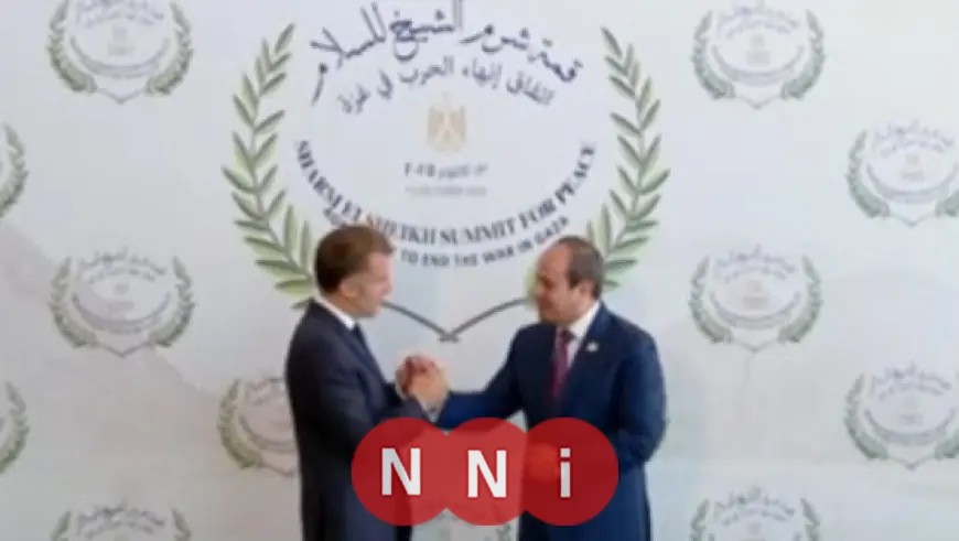 الرئيس السيسي يرحب بإيمانويل ماكرون في قمة شرم الشيخ للسلام