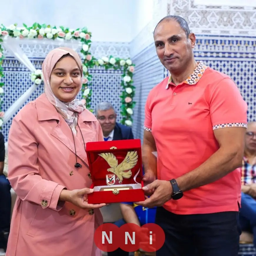 ياسر لبيب يقدم درع الأهلي لجهة الدار البيضاء سطات