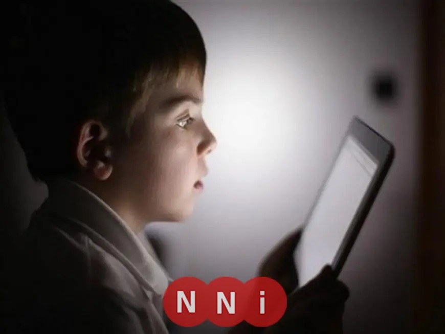 مخاطر التلفزيون والهاتف على الأطفال: استشاري نفسي يكشف “السعادة القاتلة”