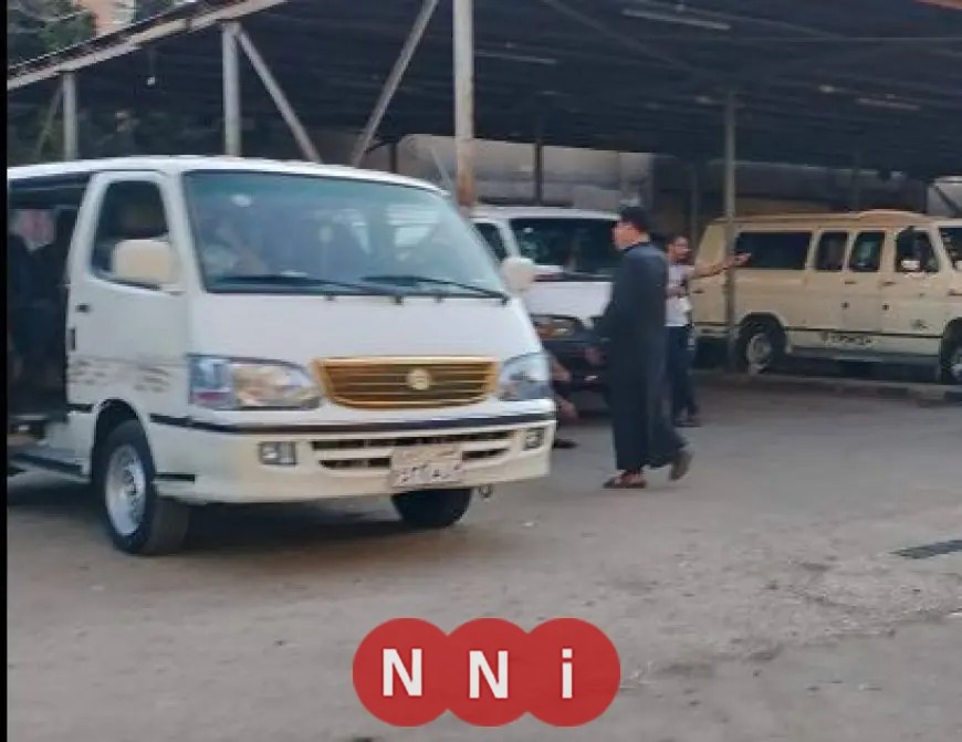 سيارة مخالفة لتعريفة الركوب والحمولة الزائدة تتوقف في موقف تلا شبين الكوم