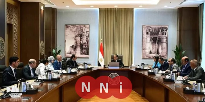 مدبولي ووزير قطاع الأعمال يناقشان الفرص الاستثمارية الواعدة في السياحة والتشييد