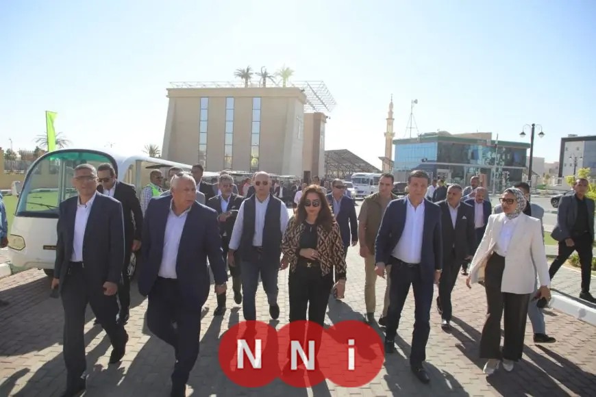 وزيرا التنمية المحلية والزراعة يستعرضان أحدث خدمات مجمع المصالح الحكومية الذكية في الخارجة