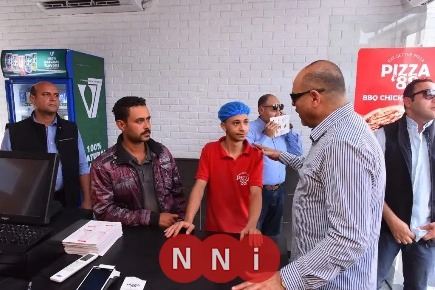 وزير العمل يفاجئ الأسواق والمطاعم ومحطات الوقود للتأكد من تطبيق الحد الأدنى للأجور