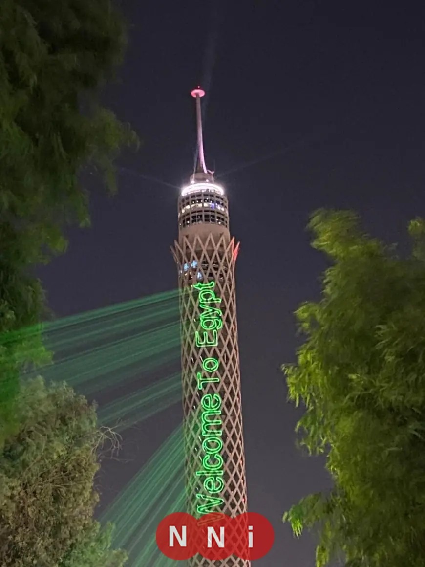 برج القاهرة يتألق بالعبارات الترحيبية استعدادًا لافتتاح المتحف المصري الكبير