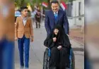 في لفتة نادرة: رئيس وزراء العراق يشارك في الانتخابات البرلمانية مع والدته