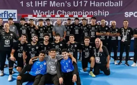 وزير الرياضة يؤازر منتخب الناشئين قبل النهائي العالمي ضد ألمانيا ويعد بمكافآت استثنائية