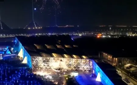 سماء الأهرامات تتلألأ بمجسمات فرعونية ساحرة تجذب أنظار العالم