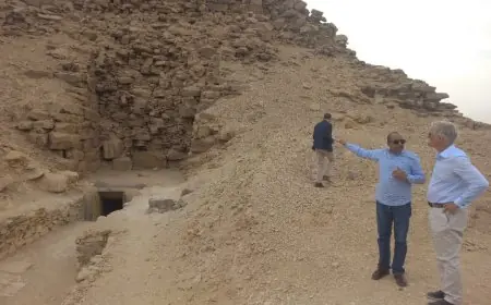 ملك بلجيكا يثني على إبداع الفراعنة خلال زيارته لأهرامات أبوصير ملوك الشمس