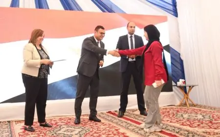 وزير الإسكان يوزع عقود وحدات سكن لكل المصريين ضمن المبادرة الرئاسية