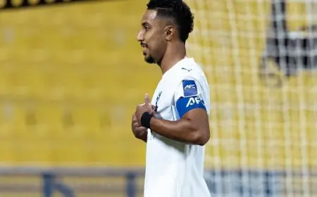 الدوسري يقود الهلال لتقدم مثير على الغرافة في الشوط الأول