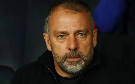 فليك يسعى لحل أزمة تاريخية تواجه برشلونة بعد 57 شهراً