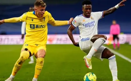 قبلة غير متوقعة تثير لاعبًا ساذجًا وتؤدي إلى طرده من الملعب