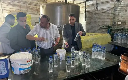 القبض على محطة غير مرخصة لتعبئة المياه المعدنية في القليوبية ومصادرة 80 ألف عبوة