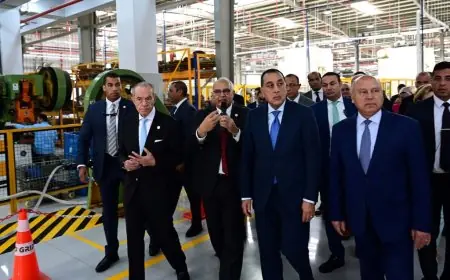 رئيس الوزراء مدبولي يتفقد معرض المنتجات النهائية في مصنع الفلاتر للمركبات والصناعة