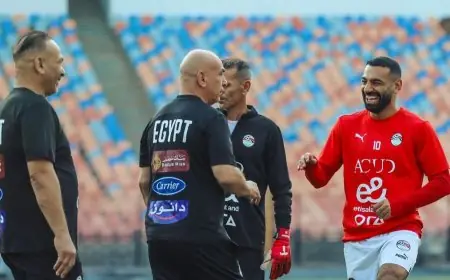 محمد صلاح يسعى للقاء حسام حسن لتفادي مشكلة مع ليفربول