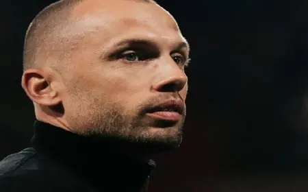 إقالة جون هيتينجا من منصب مدرب أياكس أمستردام الهولندي