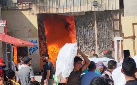 محافظ الإسكندرية يشرف على تفاصيل حريق ضخم في مخزن ملابس بمساكن الناصرية