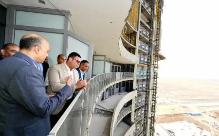 وزير الإسكان يراجع تقدم تنفيذ أبراج الداون تاون وكوبري C19 في العلمين الجديدة