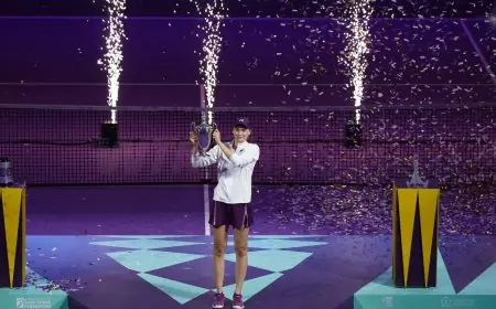 إيلينا ريباكينا تتفوق على أرينا سابالينكا وتفوز ببطولة الرياض الختامية